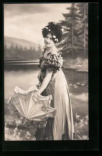 Foto-AK EAS: Hübsche Frau mit Schirm am Seeufer