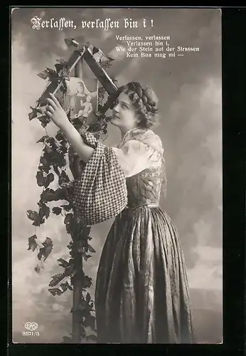 Foto-AK EAS: Verlassen, verlassen bin i!, Fräulein an einem Bildstock