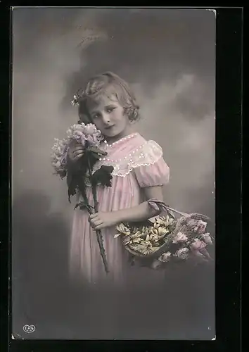 Foto-AK EAS: Niedliches Mädchen mit Blumen zum Geburtstag