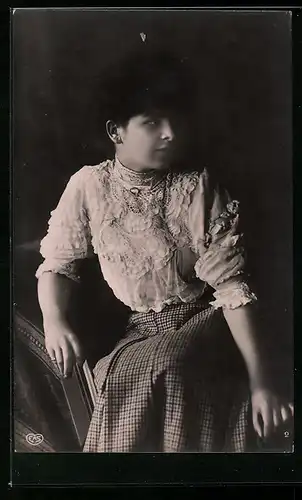 Foto-AK EAS: Portrait einer dunkelhaarigen Schönheit