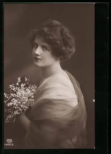 Foto-AK EAS: Portrait einer junge Frau mit Blumen in der Hand