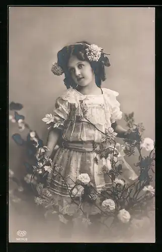 Foto-AK EAS: Portrait eines süssen Mädchens am Blumenstrauch stehend