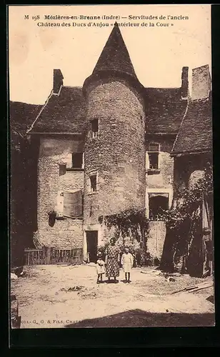 AK Mézières-en-Brenne, Servitudes de l`ancien Chateau des Ducs d`Anjou, Intérieur de la Cour