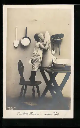 AK O` schöne Zeit, o`...süsse Zeit, Kleine Junge mit einem Zuckerhut, Kriegsnot