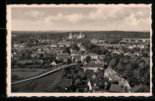 AK Moritzburg b. Dresden, Blick über den Ort auf das Jagdschloss