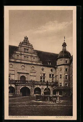 AK Weikersheim, Blick zum Schlosshof mit Brunnen