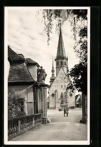 AK Weikersheim, Strassenpartie mit Stadtkirche