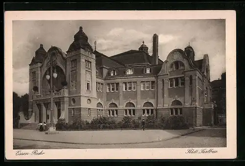 AK Essen /Ruhr, Fussgänger vor Städt. Saalbau