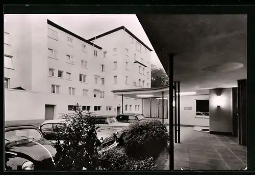 AK Ulm /Donau, Privatklinik Johanneum mit VW-Käfer