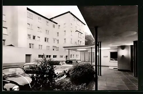 AK Ulm /Donau, Parkplatz vor der Privatklinik Johanneum, VW-Käfer