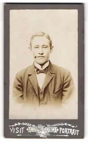 Fotografie Ernst Schelborn, Weitramsdorf b. Coburg, Portrait blonder charmanter Mann mit Fliege im Jackett