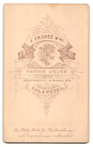 Fotografie F. Frohse, Salzwedel, Junge Frau in elegantem Kleid mit Halsbrosche