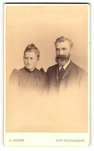 Fotografie A. Adler, Dresden, Victoriastr. 21, elegant gekleidetes Paar