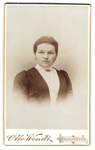 Fotografie Otto Wendt, Quedlinburg, Heiligegeiststrasse 17, junge Frau mit ernstem Blick und Halsbrosche