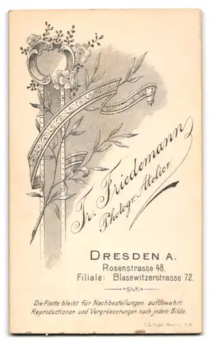 Fotografie Tr. Friedemann, Dresden A., Rosenstrasse 48, goldiges Kindchen in weisser Strickjacke