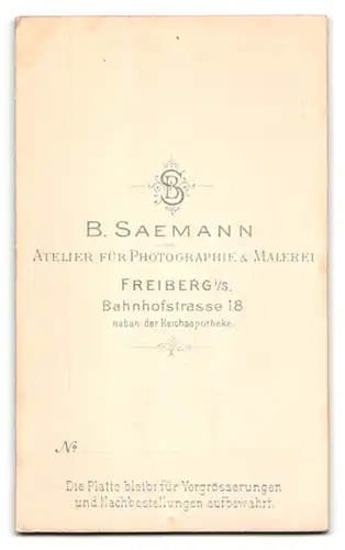 Fotografie B. Saemann, Freiberg i. S., Bahnhofstrasse 18, elegant gekleideter Junge mit Scheitel und Hut