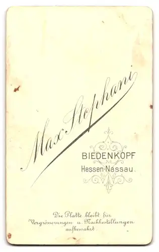 Fotografie Max Stephanie, Biedenkopf, Hessen-Nassau, eleganter junger Mann mit Scheitel und Schnauzer