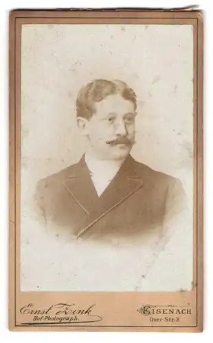 Fotografie Ernst Zink, Eisenach, Quer-Str. 3, junger Mann mit Schnauzer und Scheitel