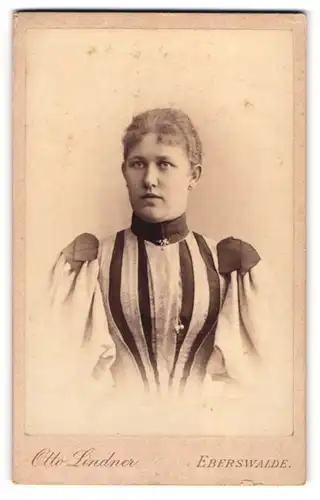 Fotografie Otto Lindner, Eberswalde, junge Frau in gestreiftem Kleid mit ernstem Blick