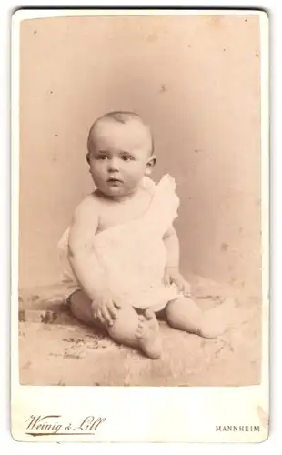 Fotografie Weinig & Lill, Mannheim, süsses Baby in weissem Hemdchen