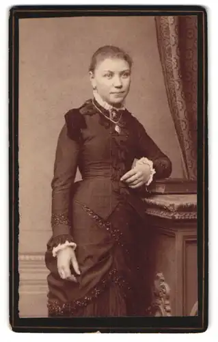 Fotografie Liedloff, Nordhausen, Hagen Nr. 14, Frau in tailliertem Kleid mit Halsbrosche