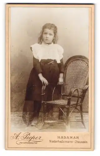 Fotografie A. Pieper, Hadamar, Niederhadamarer Chaussée, süsses Mädchen mit weissem Kragen