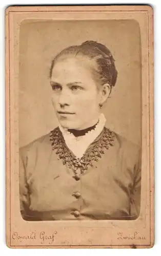 Fotografie Oswald Graf, Zwickau, Plauensche Str., charmante, junge Frau mit Ohrring