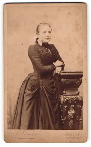 Fotografie A. Winzer, Dresden, Ostra Allee 8, junge Frau in tailliertem Kleid