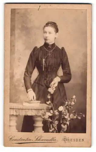 Fotografie Constantin Schwendler, Dresden, junge Frau mit Buch und Kreuzkette