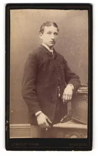 Fotografie Leopold Dürr, Radeberg, Mittelstr. 10, junger Mann im Anzug mit Scheitel