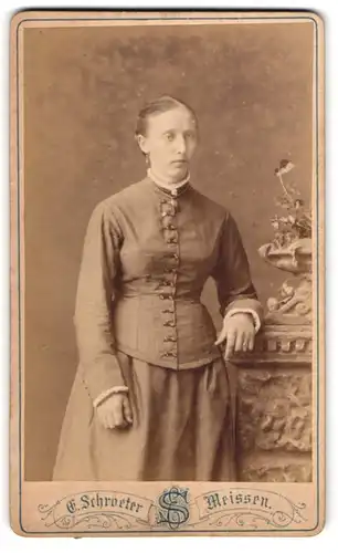 Fotografie Ernst Schroeter, Meissen, Obergasse 597, Frau in tailliertem Kleid mit strenger Frisur