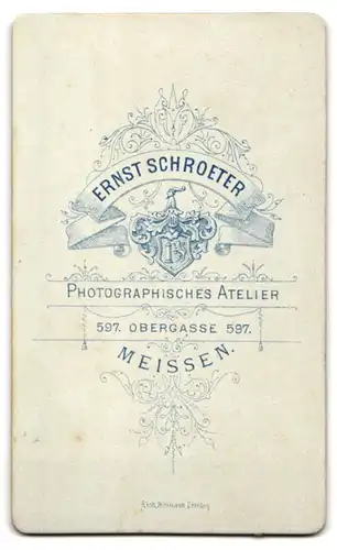 Fotografie Ernst Schroeter, Meissen, Obergasse 597, Frau in tailliertem Kleid mit strenger Frisur