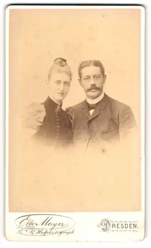 Fotografie Otto Mayer, Dresden, Pragerstr. 31, elegant gekleidetes Paar