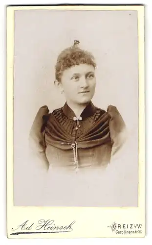 Fotografie Adolph Heinsch, Greiz i. V., Carolinenstr. 36, Portrait einer jungen Frau mit Brosche