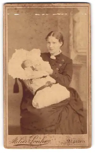 Fotografie Oswald Lonke, Meissen a. E., Turnplatz, glückliche Mutter mit Neugeborenem