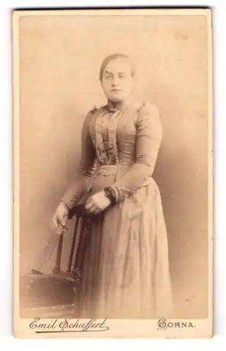 Fotografie Emil Schuffert, Borna, Junge Frau im taillierten Kleid mit Fächer