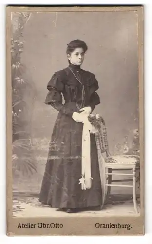 Fotografie Atelier Gebr. Otto, Oranienburg, elgegante junge Frau im schwarzen Kleid