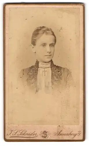 Fotografie J. S. Schröder, Annaberg i. S., Carlsplatz 756, Portrait einer jungen Frau mit Kreuzkette