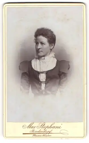Fotografie Max Stephanie, Biedenkopf, Hessen-Nassau, Portrait einer jungen Frau mit weissem Kragen