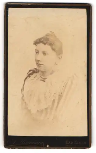 Fotografie A. Hartmann, Bad Elmen, Junge Frau im gestreiften Kleid