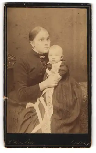 Fotografie W. Herm. Eicke, Einbeck, neuer Markt 5, junge Mutter mit ihrem Baby