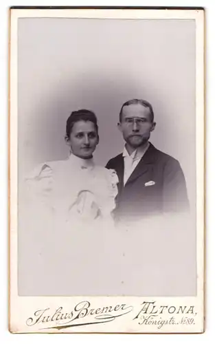 Fotografie Julius Bremer, Altona, Königstr. 89, bürgerliches junges Paar, Mann mit Zwicker