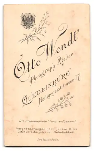 Fotografie Otto Wendt, Quedlinburg, Heiligegeiststr. 17, elegante junge Frau im Kleid mit Perlenzierde