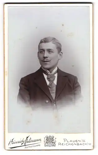Fotografie Heinrich Axtmann, Plauen i. V., Bahnhofstr. 27, junger wohlhabender Herr mit Schnauzer