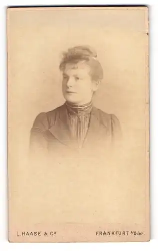 Fotografie L. Haase & Co., Frankfurt a. O., Regierungsstr. 12, Portrait einer jungen Frau