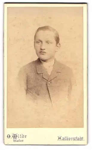 Fotografie O. Wilde, Halberstadt, Breiteweg 5, Portrait eines Jungen im Anzug