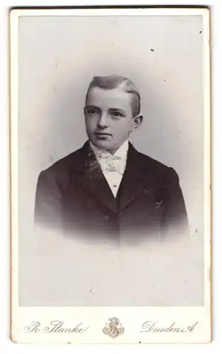 Fotografie R. Stanke, Dresden, A., Uhland-Str. 6, eleganter Junge mit Scheitel