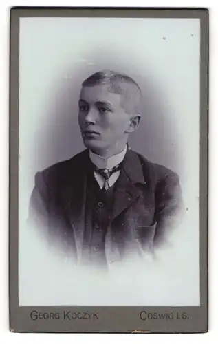 Fotografie Georg Koczyk, Coswig i. S., junger Mann im Portrait mit Schlips