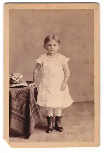 Fotografie C. Hirsmüller, Emmendingen, Baden, niedliches Mädchen im weissen Kleid