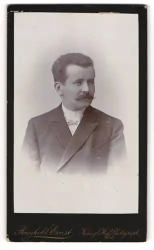 Fotografie Reinhold Ernst, Görlitz, Moltkestr. 13, junger Mann im Anzug mit Bart